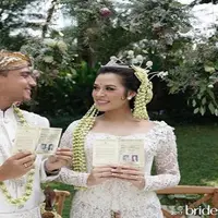 Suasana akad nikah Hamish Daud dan Raisa terasa sangat khidmat. Akad nikah berlangsung di Ayana Mid Plaza, Jakarta, Minggu (3/9)