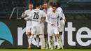 Para pemain Borussia Moenchengladbach merayakan gol ketiga yang dibuat gelandang Florian Neuhaus ke gawang Bayern Munich dalam laga lanjutan Liga Jerman 2020/21 pekan ke-15 di Borussia Park, Jumat (8/1/2021). Moenchengladbach menang 3-2 atas Bayern Munich. (AFP/Wolfgang Rattay/Pool)