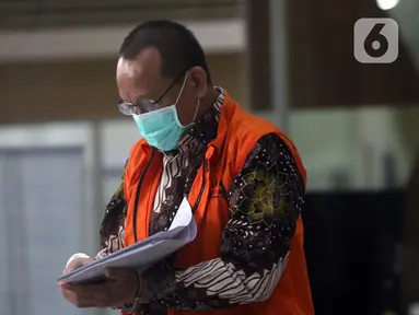 Mantan Sekretaris MA Nurhadi usai menjalani pemeriksaan lanjutan di Gedung KPK, Jakarta, Rabu (26/8/2020). Nurhadi diperiksa untuk penyidikan dugaan penerimaan suap dan gratifikasi yang mencapai Rp 46 miliar dalam pengurusan perkara di Mahkamah Agung (MA). (Liputan6.com/Helmi Fithriansyah)