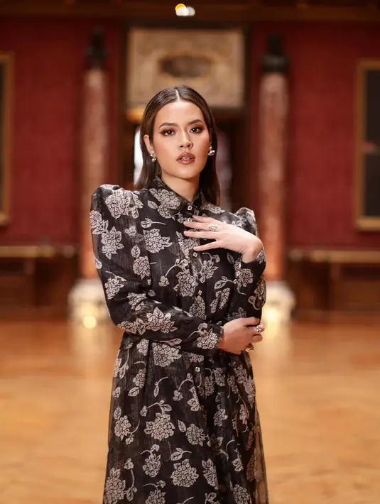 Siapa bilang Lebaran tidak bisa pakai baju hitam? Raisa tampil cantik kenakan dress berkancing dengan kerah tinggi [@raisa6690]