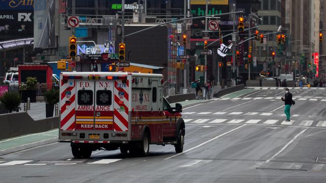 Sebuah ambulans terlihat di Times Square, New York, Amerika Serikat, Senin (27/4/2020). Menurut Center for Systems Science and Engineering di Universitas Johns Hopkins hingga 29 April 2020 pukul 00.55 WIB, jumlah kasus COVID-19 di Amerika Serikat melampaui 1 juta. (Xinhua/Michael Nagle)