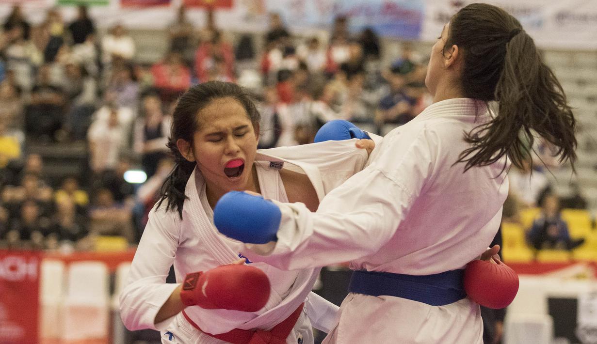 Karateka Indonesia, Ceyco Georgia Zefanya ditarik bajunya saat partai final nomor Junior Kumite 59+ kg pada Kejuaraan Dunia Karate Junior, Cadet dan U-21 di ICE BSD, Tangerang, Jumat (13/11/2015). (Bola.com/Vitalis Yogi Trisna) 