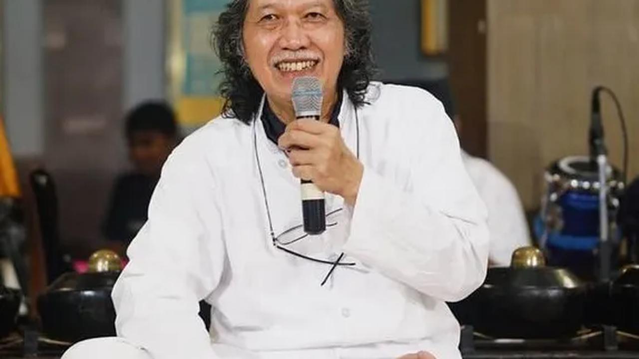 "Jalan pencerahan Cak Nun, telah diikuti jutaan manusia. Langit gelap ia robek-robek hingga cahaya Cinta terpancar ke bumi. Alfatihah," lanjut Luqman.