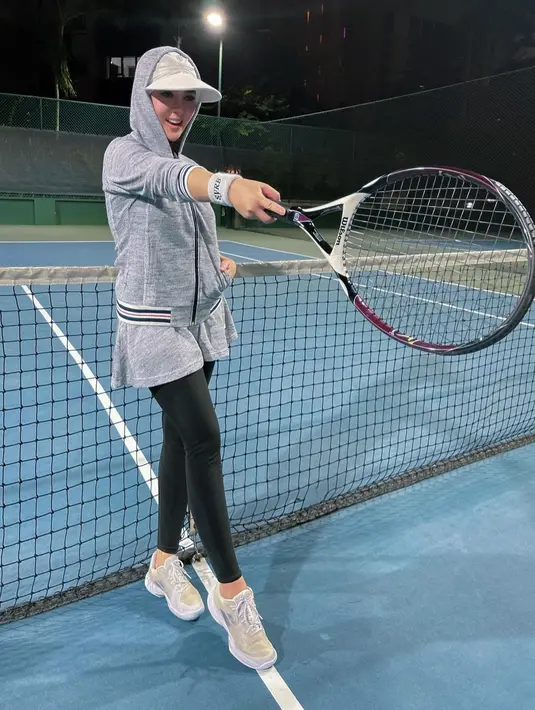 <p>Kali ini Syahrini mengenakan jaket dan rok berwarna abu-abu. Ia menggunakan topi dan tudung pada jaketnya sebagai pengganti hijab. [Instagram/princessyahrini]</p>