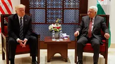 Presiden Donald Trump saat melakukan pertemuan dengan Presiden Palestina Mahmoud Abbas di Tepi Barat Kota Bethlehem (23/5). Kunjungan ini dilakukan Trump dalam rangka mewujudkan perdamaian antara Palestina dan Israel. (AP Photo / Evan Vucci)