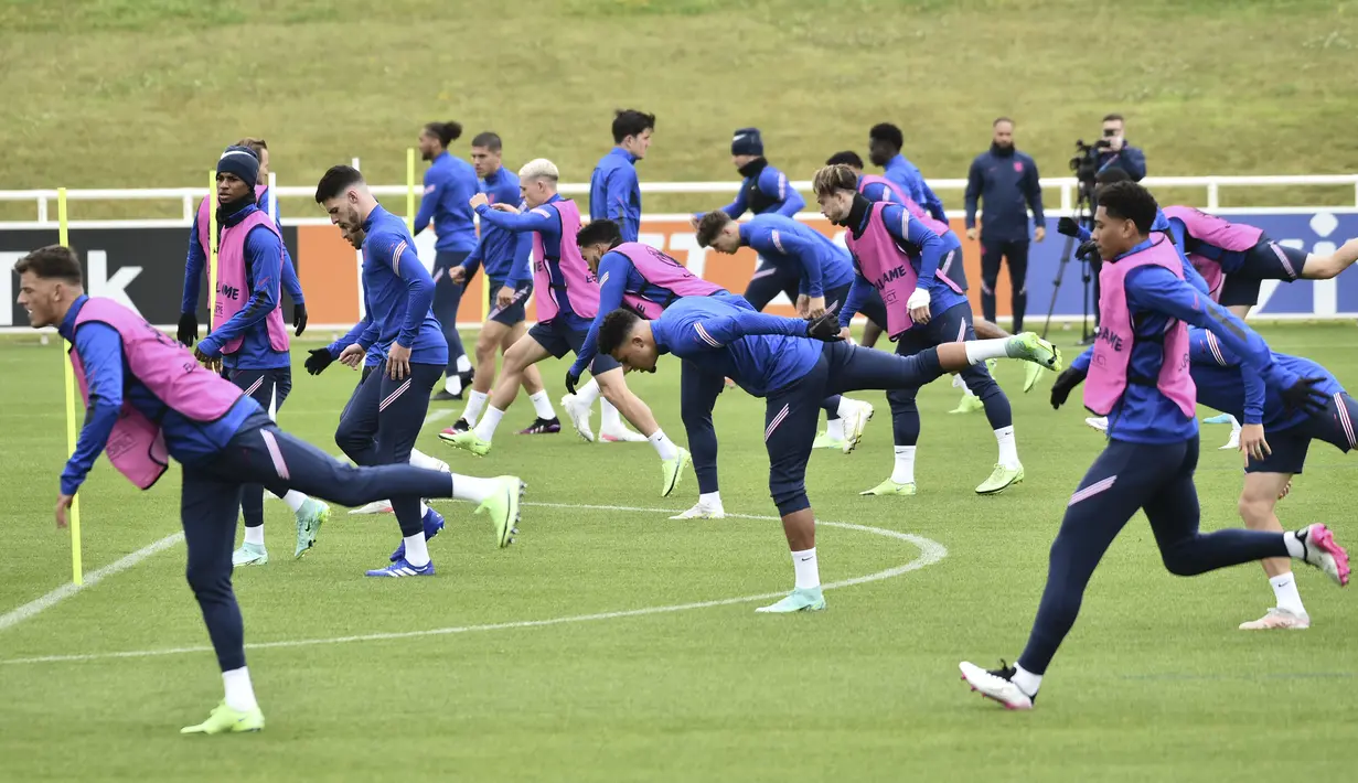 Para pemain Inggris melakukan peregangan selama sesi latihan di St George's Park, Burton upon Trent, Inggris, Senin (28/6/2021). Inggris akan bertanding melawan Jerman pada babak 16 besar Euro 2021 di Stadion Wembley. (AP Photo/Rui Vieira)