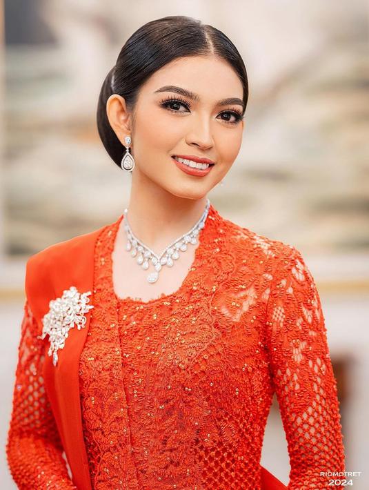 MUA Bennu Sorumba menerapkan tampilan wajah segar dengan blush on coral yang cocok dengan lipstik glossy-nya. Eyeshadow dan bulu mata tebal juga menambah daya tarik riasannya. Detail keseluruhan riasan semakin memperkuat tampilan keanggunannya. (Liputan6.com/IG/@riomotret)