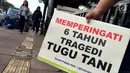 Aktivis Koalisi Pejalan Kaki membawa poster berisi pesan-pesan saat tabur bunga di sekitar Halte Tugu Tani, Jakarta, Senin (22/1). (Liputan6.com/Immanuel Antonius)
