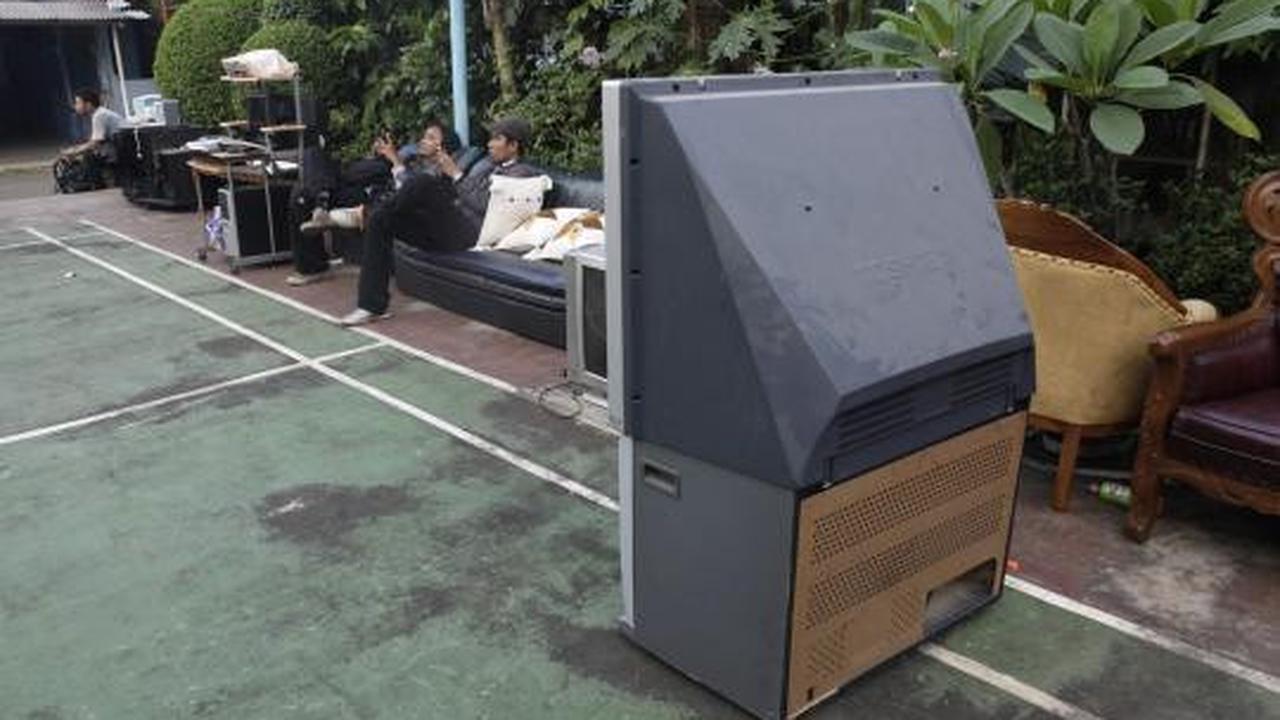 Rumah hancur, warga selamatkan benda berharga
