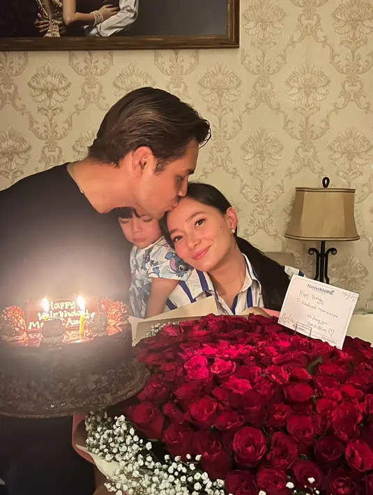 Potret kebersamaan Asmirandah bersama suami dan anaknya. Momen ketika Jonas Rivano mencium kening Asmirandah dan Baby Chloe tertidur di pelukan Jonas ini penuh kehangatan. Tak hanya mendapatkan kue ulang tahun, artis blasteran Belanda ini juga mendapatkan buket bunga mawar merah dari suami yang tentunya dipesan khusus untuk sang istri. (Liputan6.com/IG/@asmirandah89)