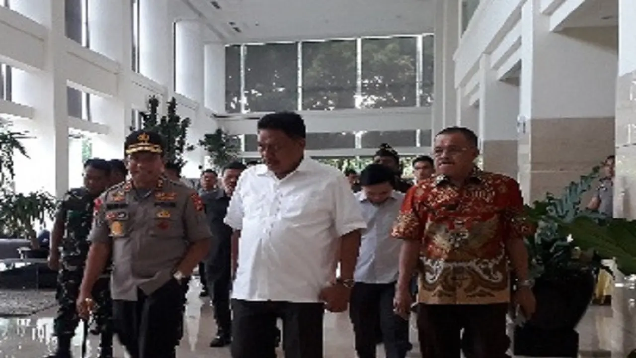 Ketua Gerindra dan Ketua PDI Perjuangan jalan bareng bersama Kapolda Sulut (Liputan6.com/ Yosep Ikanubun)