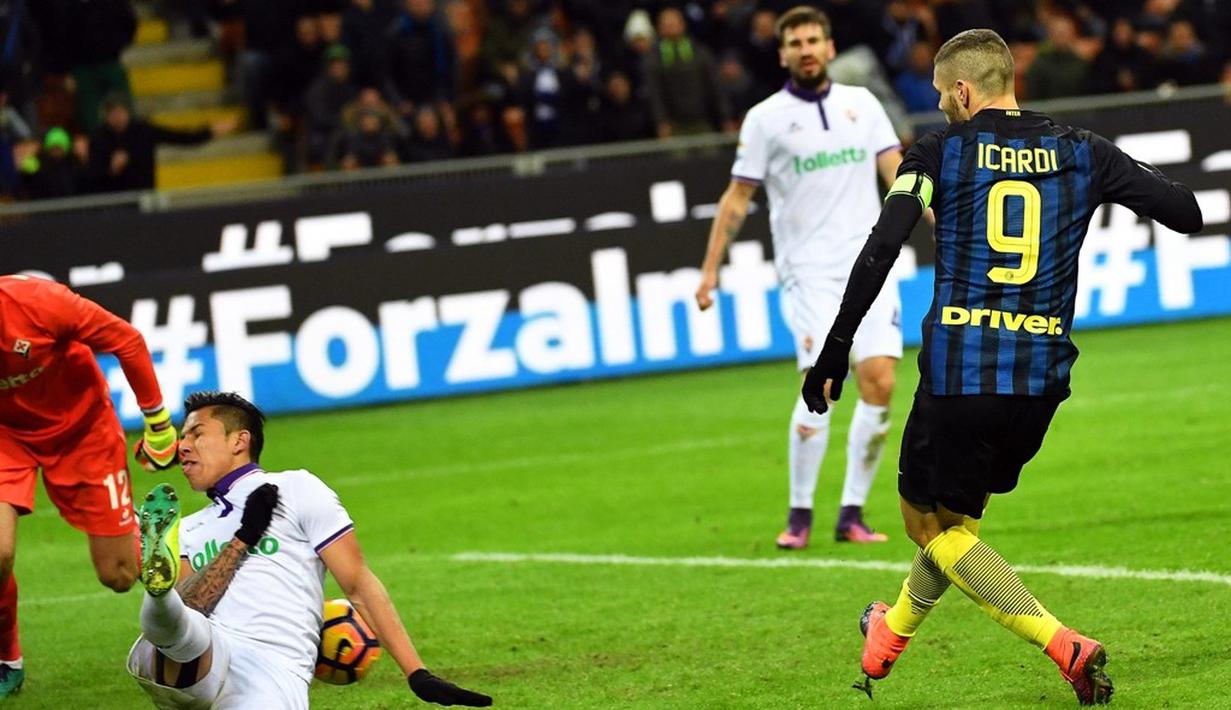 Striker Inter Milan, Mauro Icardi, mencetak gol keempat ke gawang Fiorentina pada laga pekan ke-14 Serie A di Giuseppe Meazza, Senin (28/11/2016). (EPA/Daniel Dal Zennaro)