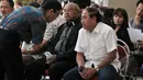 Mantan Wakil Gubernur DKI Jakarta Prijanto (kanan) berbincang di sela-sela diskusi publik di Gedung DPRD DKI Jakarta, Rabu (8/4/2015). Prijanto menjadi narasumber utama diskusi publik tentang Dugaan Korupsi di Stadion BMW. (Liputan6.com/Johan Tallo)