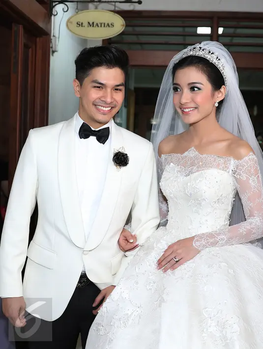 Chelsea Olivia dan Glenn Alinskie saat melakukan pemberkatan pernikahan di Gereja Katedral, Jakarta, Kamis (1/10/2015). Rencananya Chelsea dan Glenn akan melangsungkan resepsi pernikahan pada 3 Oktober 2015 di Hotel Mulia. (Liputan6.com/Herman Zakharia)