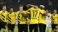 Para pemain Borussia Dortmund merayakan gol ke gawang VfB Stuttgart (RONALD WITTEK / DPA / AFP)