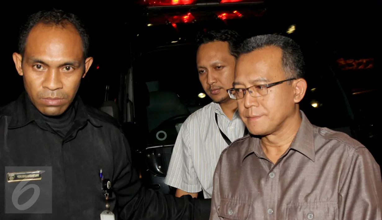 Ketua Pengadilan Tata Usaha Negara (PTUN) Medan, Tripeni Irianto Putro (kanan) digiring masuk ke dalam Gedung KPK, usai diamankan petugas dalam operasi tangkap tangan, Jakarta, Jumat (10/7/2015). (Liputan6.com/Helmi Afandi)