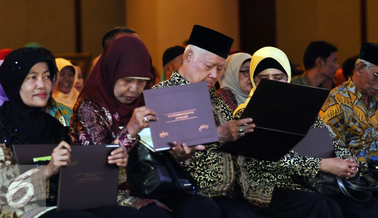 Sejumlah wisudawan program pemberdayaan usaha mikro dan purna bakti melihat sertifikat usai diwisuda di Bogor, Jawa Barat (16/12/2015). BTPN mewisuda 300 nasabah program pemberdayaan usaha mikro dan purna bakti. (Liputan6.com/Helmi Fithriansyah)