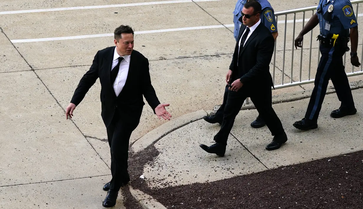Elon Musk berjalan dari pusat peradilan di Wilmington, Delaware, Amerika Serikat, Senin (12/7/2021). Pemegang saham telah menggugat Musk dan anggota dewan Tesla lainnya dengan tuduhan kesepakatan yang terjadi pada 2016 merupakan bailout SolarCity. (AP Photo/Matt Rourke)