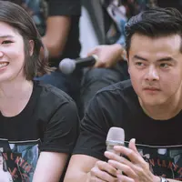 Aktor Dion Wiyoko saat hadir dalam jumpa pers film Terbang Menembus Langit dikawasan Jakarta, Senin (16/4). Film ini mendapatkan respon yang sangat positif masyarakat, baik di Medan, Palembang dan kota besar lainnya. (Liputan6.com/Faizal Fanani)