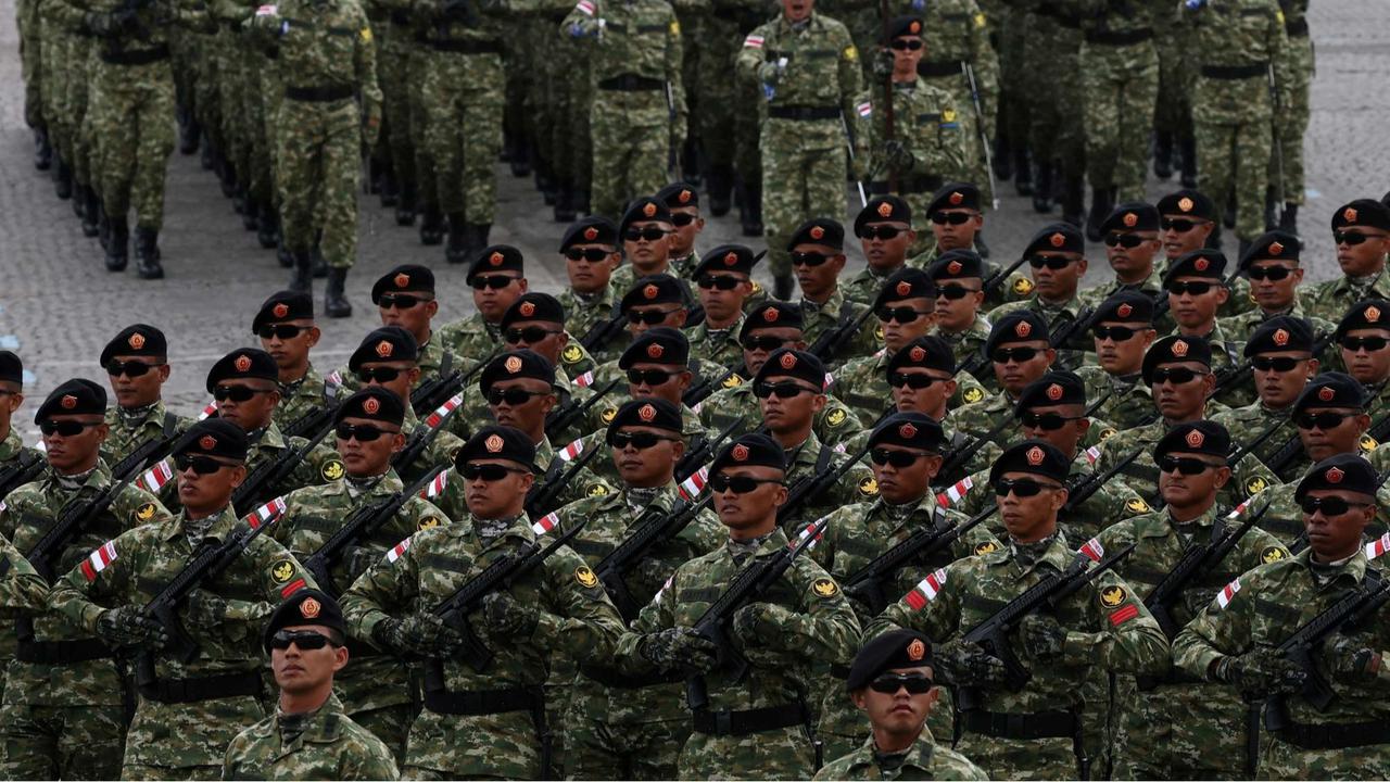 Barisan pasukan TNI-Polri tampil di parade militer Bastille Day