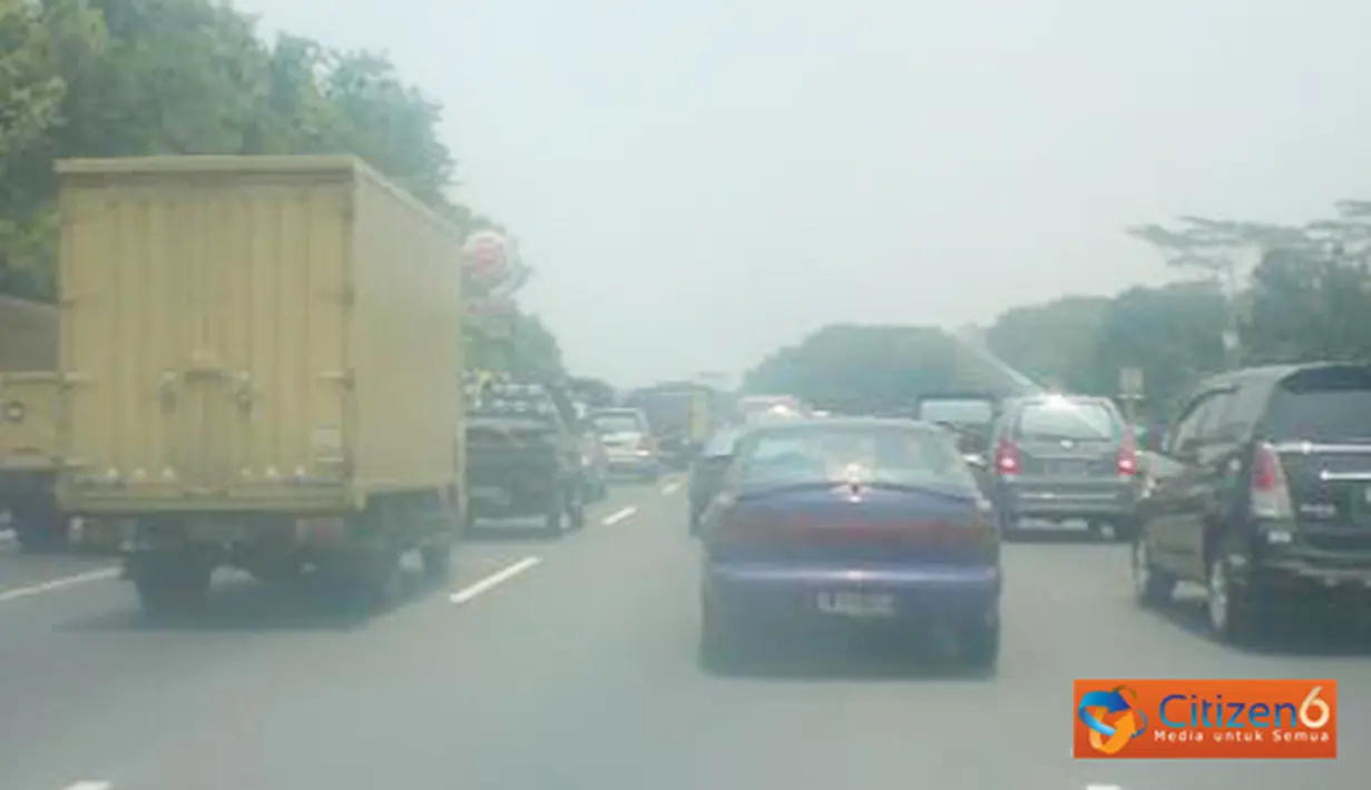 Kemacetan terjadi di Tol Jagorawi sebelum pintu tol Cibubur, Selasa (27/9). Hal ini terjadi karena ada penyempitan jalan oleh dinas PU.