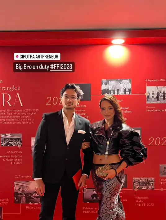 Asmara Abigail tampil berani dengan cropped leather jacket dari Harry Halim. Tampilan edgy Asmara Abigail dapat sentuhan entik berkat rok songket silver [@asmaraabigail]