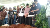 Taburkan Bunga ke Makam AKBP Pamudji, Istri Pingsan