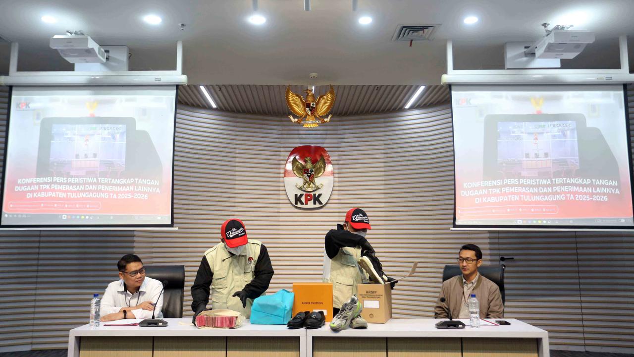 FOTO: KPK Tunjukkan Barang Bukti OTT Bupati Tulungagung