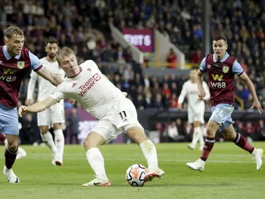Pemain Manchester United, Rasmus Hojlund, melepaskan tendangan saat melawan Burnley pada laga Liga Inggris di Stadion Turf Moor, Minggu (24/9/2023). MU menang dengan skor tipis 1-0. (Ian Hodgson/PA via AP)