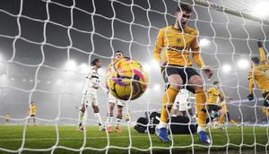 Bola tendangan pojok pemain Wolves, Matheus Cunha masuk ke gawang Manchester United yang dijaga oleh Andre Onana pada laga lanjutan Liga Inggris 2024/2025 yang berlangsung di Molineux Stadium, Wolverhampton, Inggris, Jumat (27/12/2024) WIB. (AP Photo/PA/David Davies)