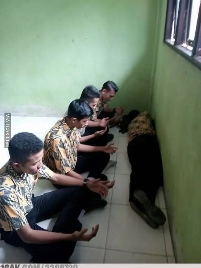 6 Aksi Murid Cowok Kelewat Absurd Ini Enggak Habis Pikir, Kocak