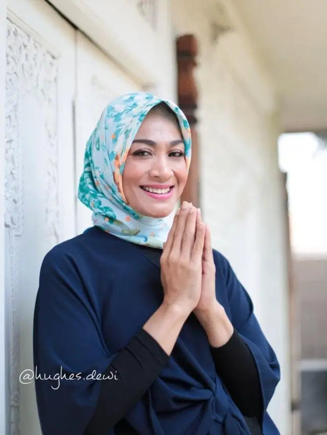 Dewi Hughes disebut lebih muda setelah turunkan berat badannya hingga puluhan kilogram