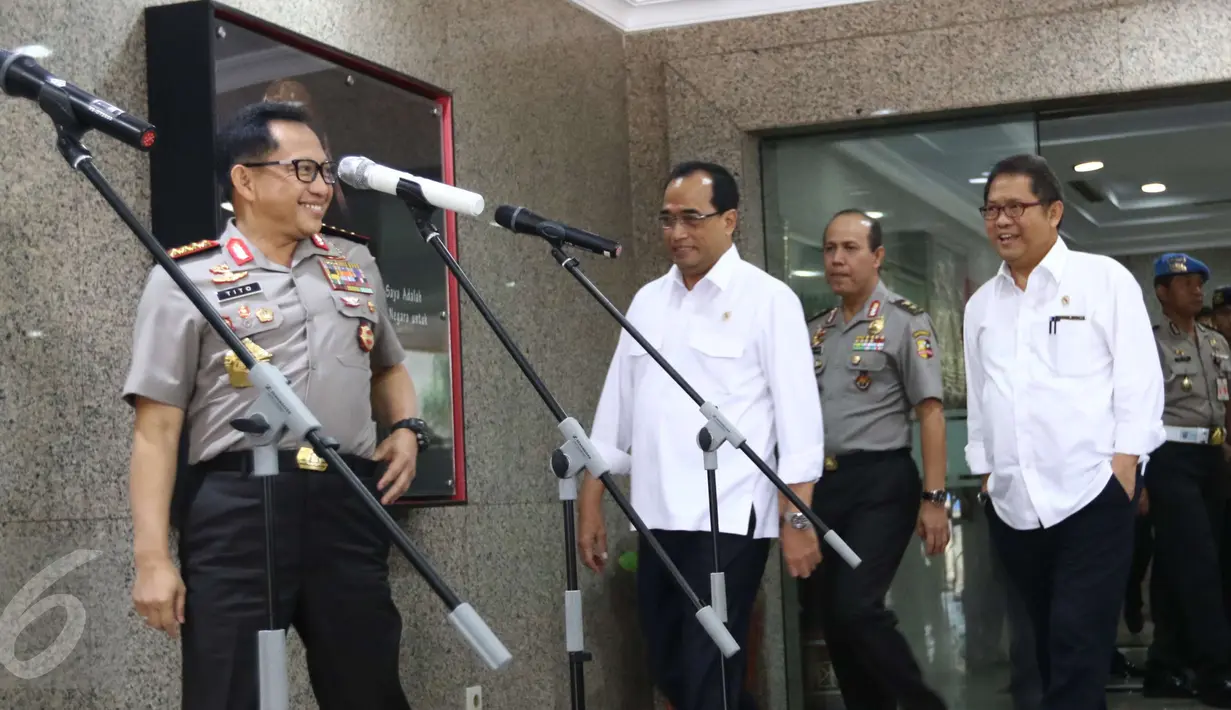 Kapolri Jenderal Tito Karnavian, Menhub Budi Karya Sumadi dan Menkominfo Rudiantara bersiap memberikan keterangan usai menyosialisasikan pemberlakuan revisi Permenhub No. 32 Tahun 2016, di Mabes Polri, Jakarta, Selasa (21/3). (Liputan6.com/Helmi Afandi)
