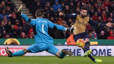 Kiper Stoke City, Jack Butland (kiri) jmenhadang tembakan pemain Arsenal,  Olivier Giroud pada lanjutan Liga Premier Inggris antara Stoke City vs Arsenal di Stadion Britannia, Stoke-on-Trent, Minggu (17/1/2016).  (AFP Photo/Oli Scarff)