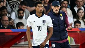 Pelatih kepala timnas Inggris asal Jerman, Thomas Tuchel (kanan), berbicara kepada gelandang Inggris nomor 10, Jude Bellingham, saat ia bersiap memasuki lapangan dalam pertandingan persahabatan internasional antara Inggris dan Senegal di stadion City Ground, Nottingham, pada 10 Juni 2025. (Paul ELLIS/AFP)