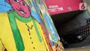 Kendaraan melintasi tembok kolong jembatan Stasiun Kereta Api Cawang yang dihiasi mural bernuansa kemerdekaan di Jakarta, Rabu (12/8/2020). Pembuatan mural di lokasi dilakukan dalam rangka menyambut Hari Ulang Tahun (HUT) ke-75 Kemerdekaan RI. (Liputan6.com/Immanuel Antonius)