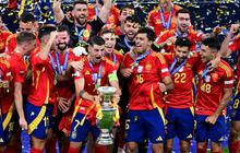 FOTO: Pesta Spanyol Rayakan Juara Euro 2024, Euforia Tim Asuhan Luis de la Fuente Meluap-Luap Angkat Trofi