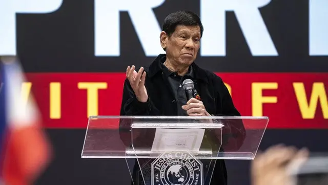 Mantan Presiden Filipina Rodrigo Duterte berpidato di Stadion Southorn, Hong Kong, pada Minggu (9/3/2025). Acara tersebut diselenggarakan oleh pekerja Filipina yang tinggal di Hong Kong untuk menghormati dirinya.