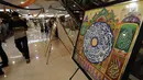 Pengunjung melintas di ruang pameran kaligrafi yang dipamerkan pada Ramadan Raya Feast di Pasaraya Blok M, Jakarta, Selasa (5/6). Selain kaligrafi, ada juga pameran Alquran terkecil, terbesar dan terunik. (Liputan6.com/Helmi Fithriansyah)
