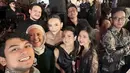 Adinda Azani mengenakan dress hitam dengan aksen model outer lace. Tampil dengan lipstik merah merona. [@dindazani]