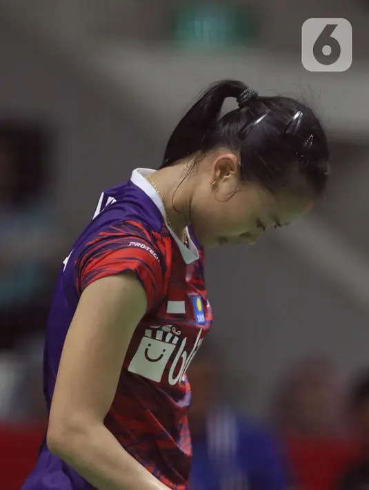 Pebulutangkis tunggal putri Indonesia, Fitriani saat melawan Han Yue (China) pada babak pertama Indonesia Masters 2020 di Istora GBK, Jakarta, Rabu (15/1/2020). Fitriani kalah dua set langsung 6-21, 17-21. (Liputan6.com/Helmi Fithriansyah)