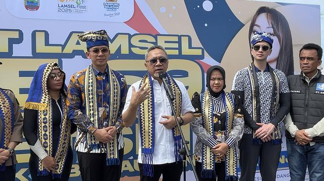 Menko Bidang Pangan, Zulkifli Hasan di konferensi pers Seremonial Jetski dari Merak ke Bakauheni HUT ke-69 Lampung Selatan, Jumat (14/11/2025).&nbsp;(Foto: Liputan6.com/Winda N)