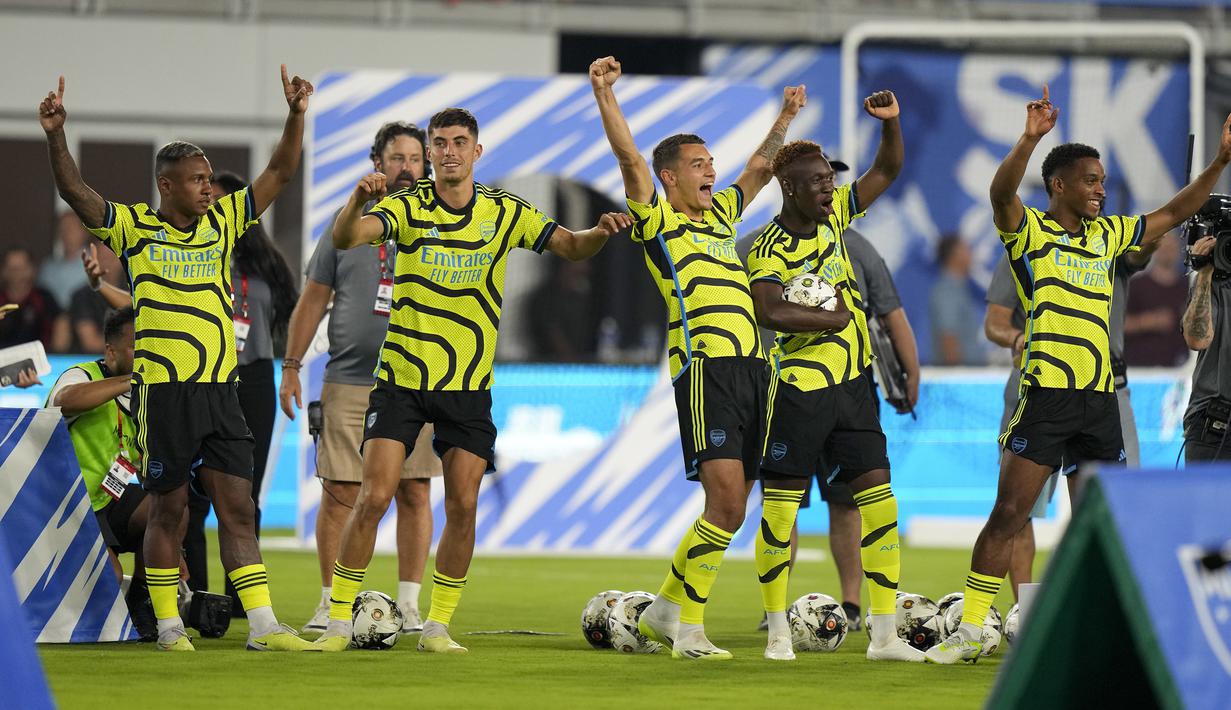 Selebrasi para pemain Arsenal setelah Austin Trusty (kanan) menjadi penentu kemenangan atas tim MLS All-Stars dalam kontes crossbar challenge dalam MLS All-Stars Skills Challenge di Washington, Amerika Serikat, Selasa (18/7/2023) waktu setempat. (AP Photo/Alex Brandon)
