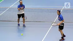 Reaksi Raffi Ahmad-Dikta saat melawan Dion Wiyoko-Tanta Ginting pada pertandingan ganda putra tenis lantai Sport Party - Clash of Celebrity di Istora Senayan, Jakarta, Sabtu (23/12/2023). (Liputan6.com/Angga Yuniar)