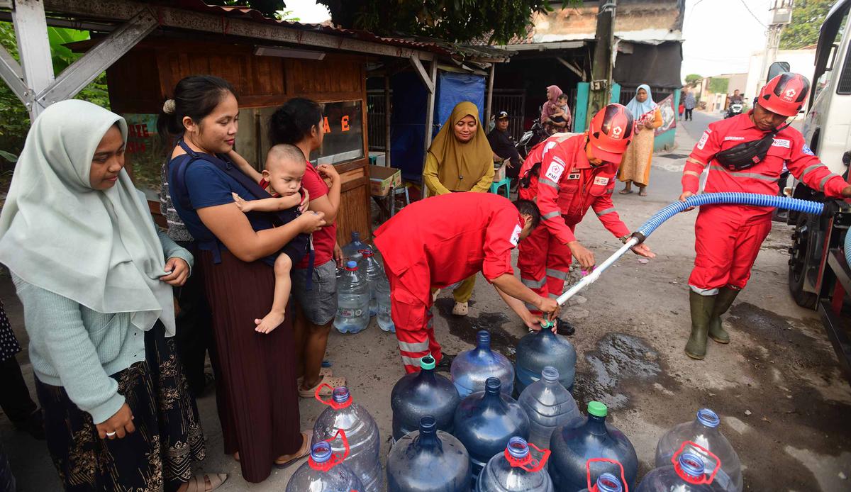 PMI Distribusikan Air Bersih bagi Korban Kekeringan di Depok