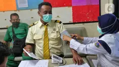 Petugas kesehatan melakukan tes kesehatan terhadap sopir bus di Terminal Kalideres, Jakarta, Rabu (21/12/2022). Memasuki arus libur Natal 2022 dan Tahun Baru 2023, seluruh sopir dan kondektur bus mengikuti tes kesehatan selama seminggu ke depan guna mencegah penggunaan narkoba serta untuk menjamin keselamatan perjalanan bagi para pemudik. (Liputan6.com/Angga Yuniar)