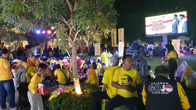 Pendukung paslon nomor urut 01 Jokowi-Ma'ruf Amin menggelar nobar debat capres cawapres.