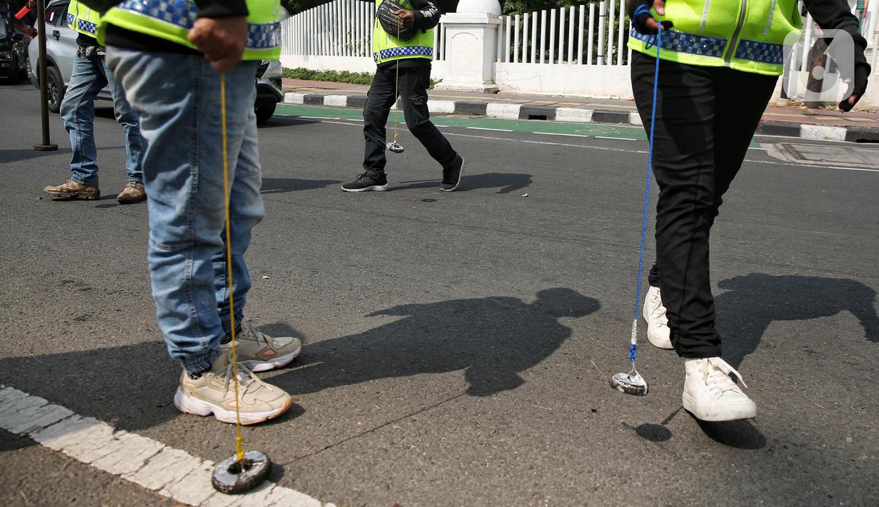 Penyisiran dilakukan di sepanjang rute yang akan dilewati Pemimpin Gereja Katolik Dunia Paus Fransiskus. (Liputan6.com/Angga Yuniar)