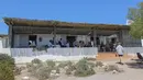 Gambar pada 24 Februari 2019 memperlihatkan pemandangan dari restoran bernama Wolfgat di Paternoster, Afrika Selatan. Restoran kecil ini berhasil dinobatkan sebagai restoran terbaik di dunia versi World Restaurant Award 2019. (Halden Krog/AFP)
