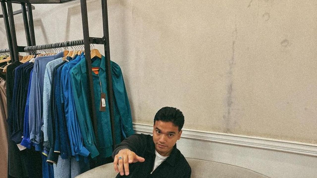Fadly Faisal dulunya menjalin hubungan dengan Rebecca Klopper, namun sayangnya hubungan yang terlihat harmonis itu harus berakhir di tengah jalan. Sejak saat itu, ia belum terlihat menggandeng kekasih baru.<br>